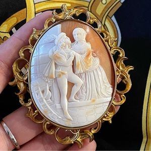 ✨Rare Antique Cameo Brooch Romeo and Juliet (Shell)